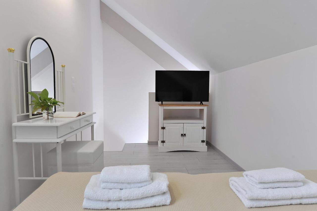 Alekos Luxury Suites Free 24H Transportation From - To Airport Artemida  Esterno foto